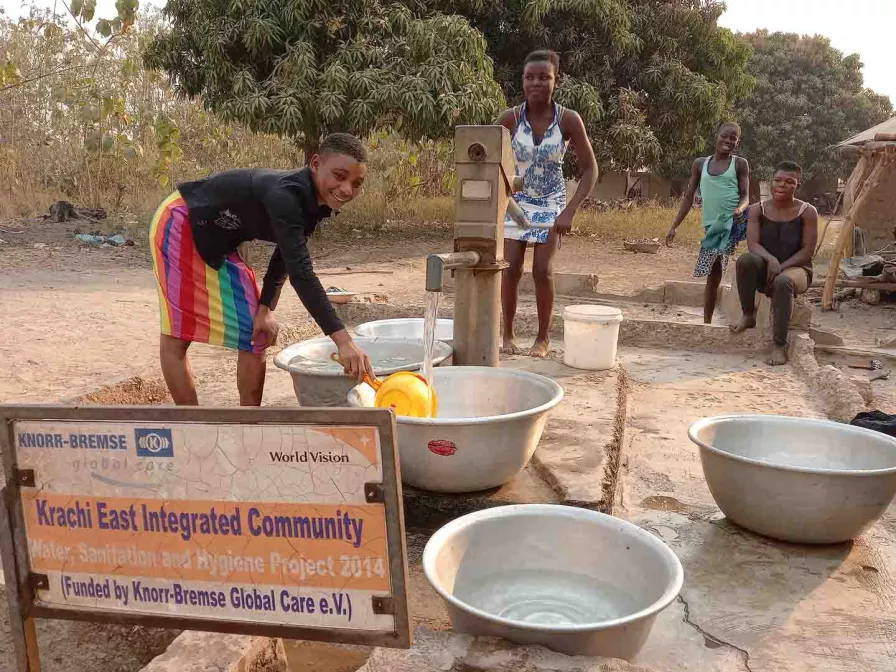 Mädchen holen Wasser an einem Brunnen der 2008 gebaut wurde