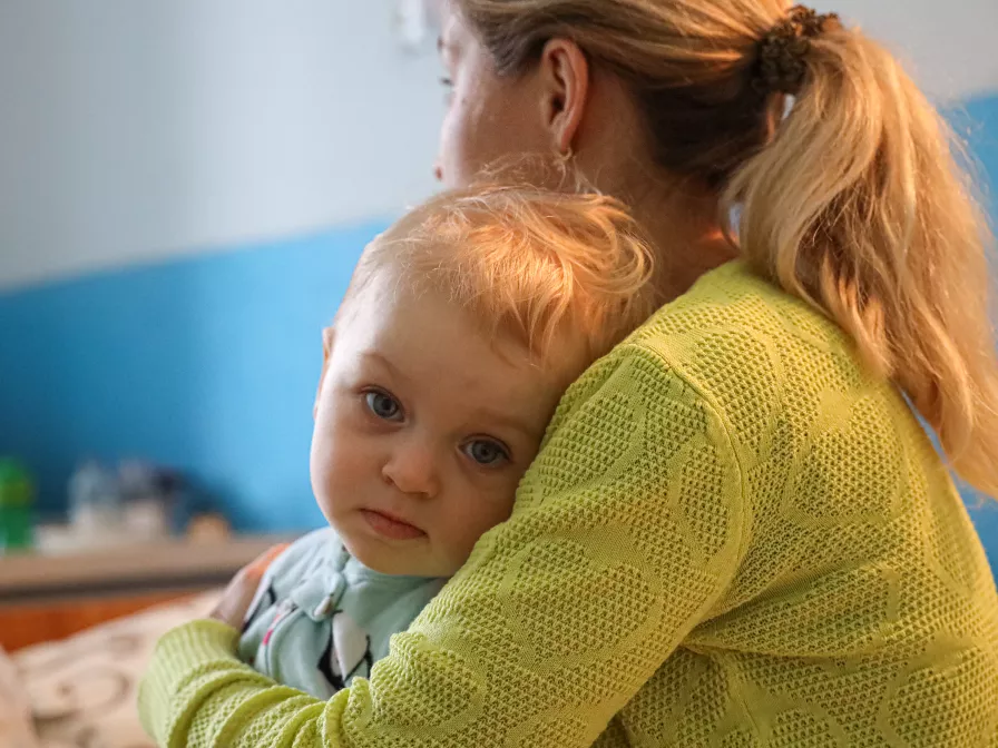 Eine junge Mutter sorgt sich um ihr krankes Baby in der Ukraine