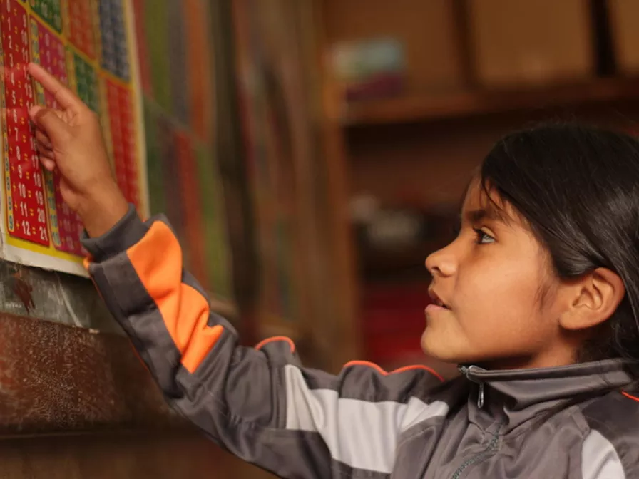 Schülerin liest an der Tafel