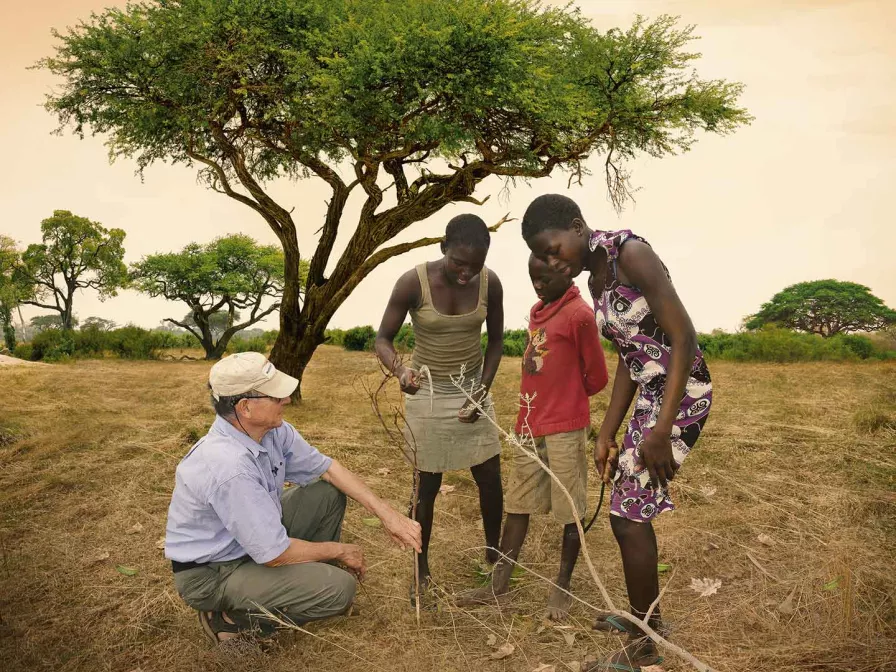Tony Rinaudo spricht mit afrikanischen Kleinbäuerinnen