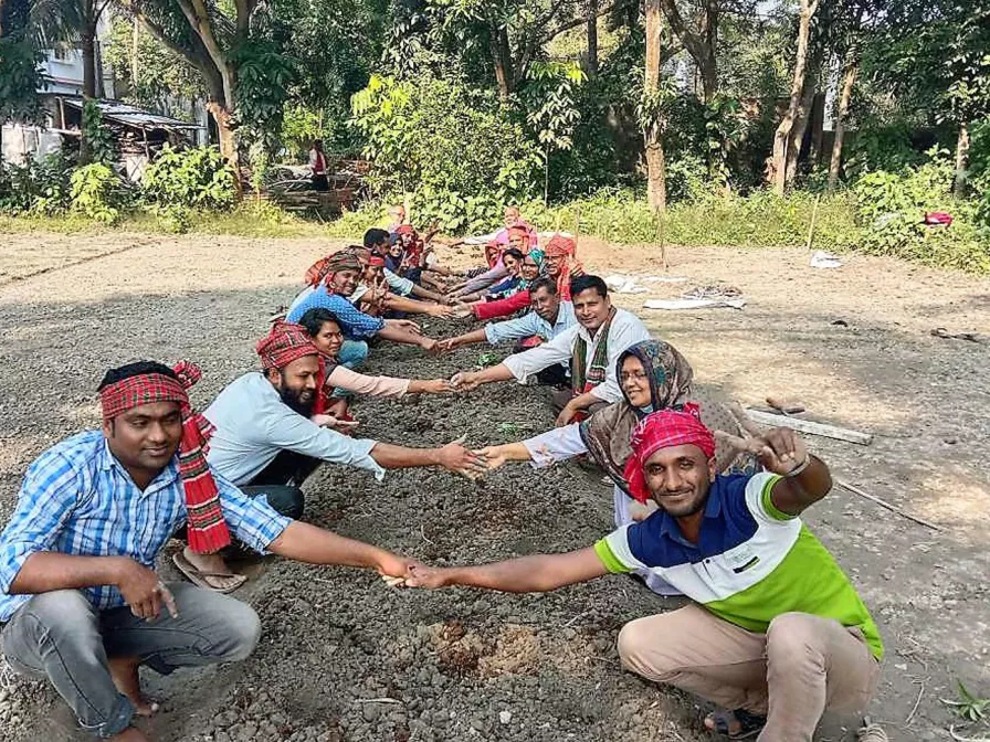 Gemeinschaftsarbeit in einem "Ökodorf" in Bangladesch