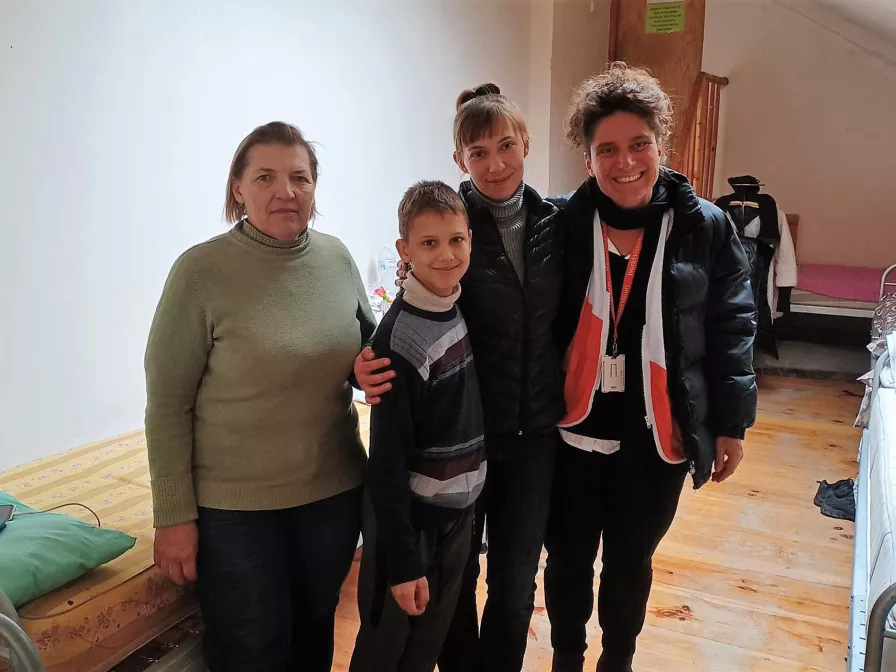 World Vision-Nothilfe-Expertin Dr. Kathryn Tätzsch besucht in der ukrainischen Stadt Lwiw eine geflüchtete Familie in einer kirchlichen Notunterkunft
