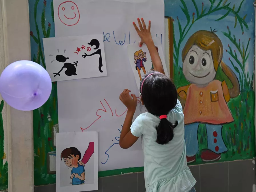 asiatisches Mädchen lernt im World Vision Bildungszentrum