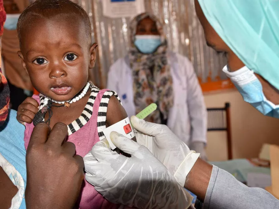 afrikanisches Kind wird auf Unterernährung getestet