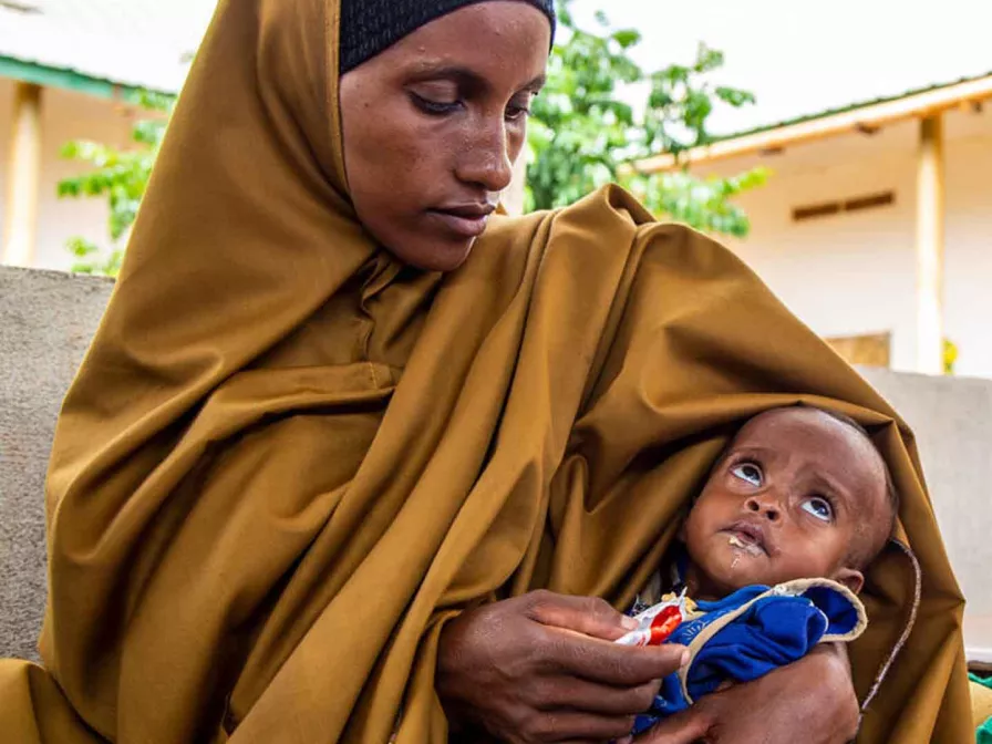 Mutter mit unterernährtem Kind