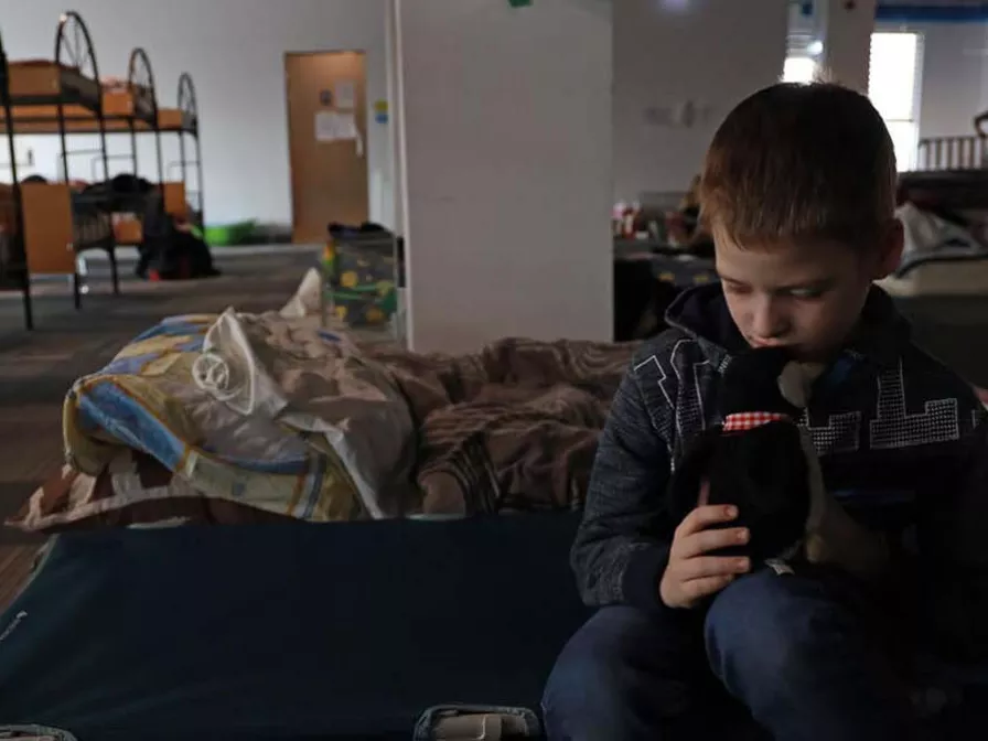 Ukrainischer Junge in Geflüchtetenunterkunft