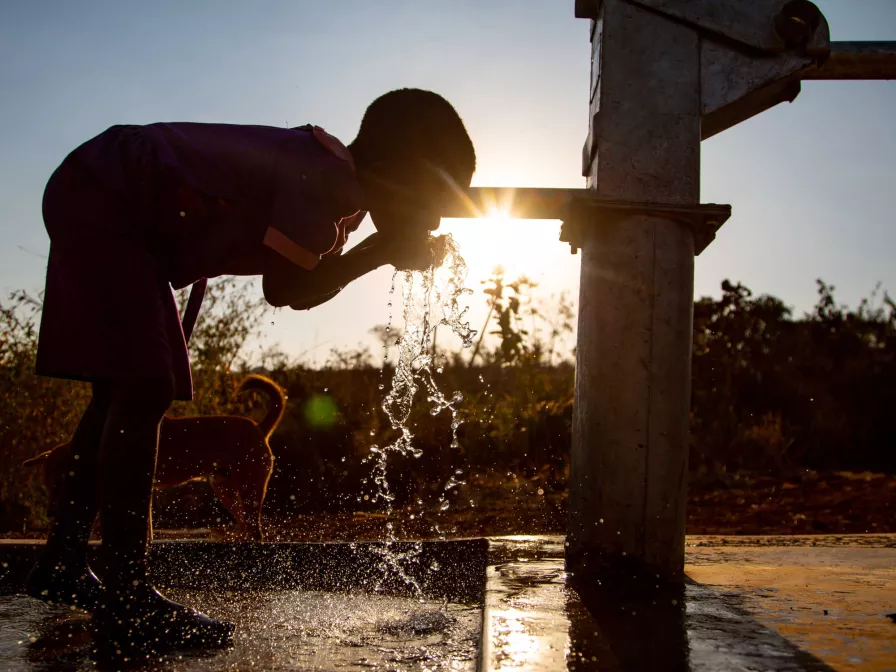 Ireen aus Malawi freut sich über das frische Wasser