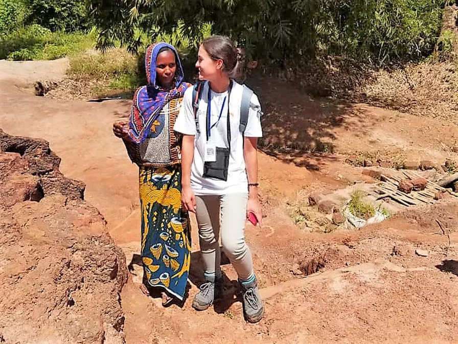 World Vision-Mitarbeiterin Ha-na Schulz-im Gespräch mit einer Frau in Bambari