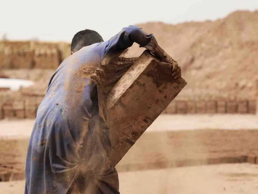 Junge schlecht Stein