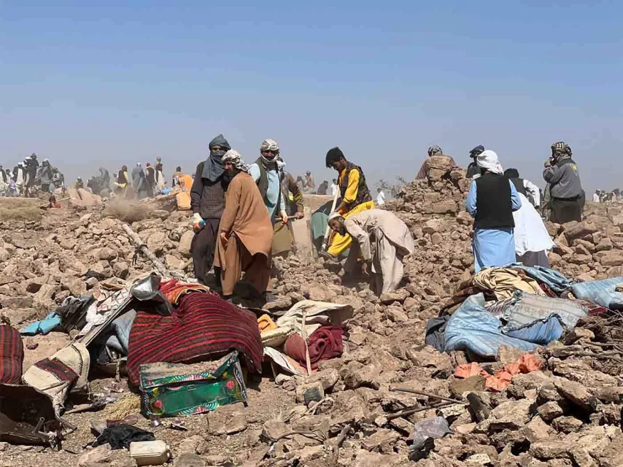 Menschen suchen nach dem Erdbeben in Afghanistan nach Überlebenden
