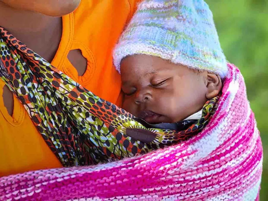 Baby bei seiner Mutter, Kindersterblichkeit weltweit