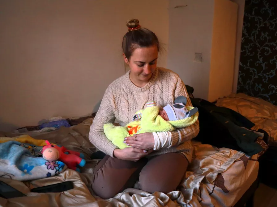 Irina stellte nach der Zerstörung ihres Hauses in der Ukraine fest, dass sie schwanger ist.