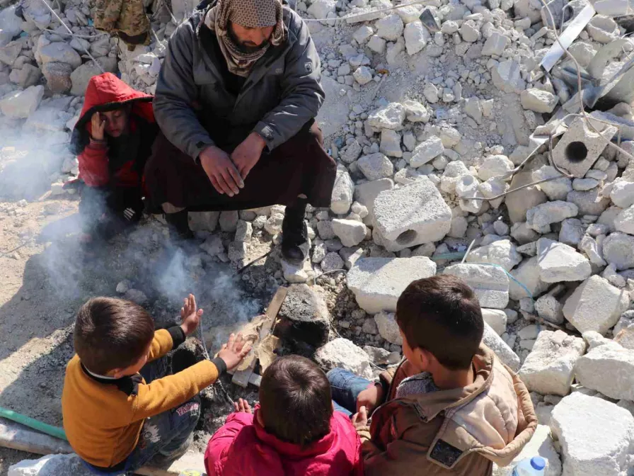 Vater mit Kindern nach dem Erdbeben in Syrien