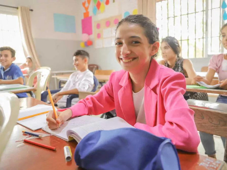 Mädchen in einem Klassenzimmer, Hürden Bildung Mädchen