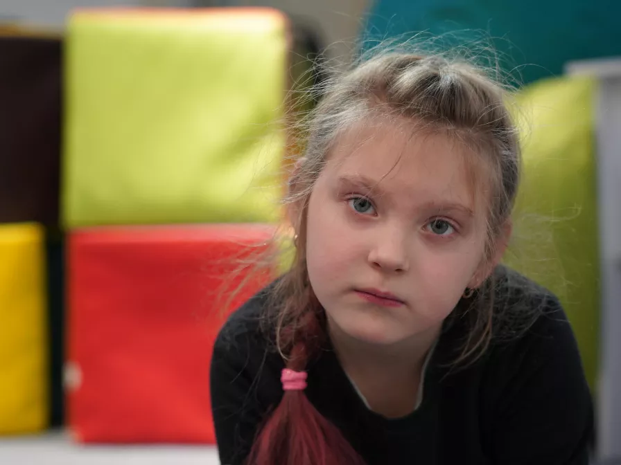 Die 6-jährige Sasha sehnt sich nach Rückkehr in ihr Zuhause in der Ostukraine, doch dieses ist zerstört.