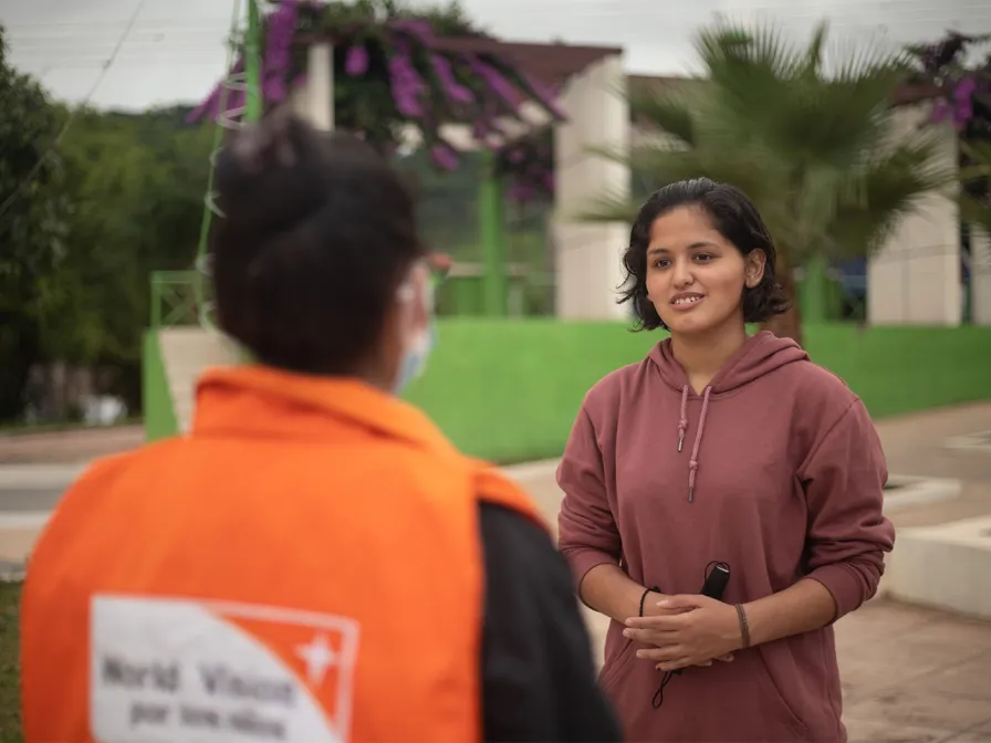 World Vision Mitarbeiterin mit Frau