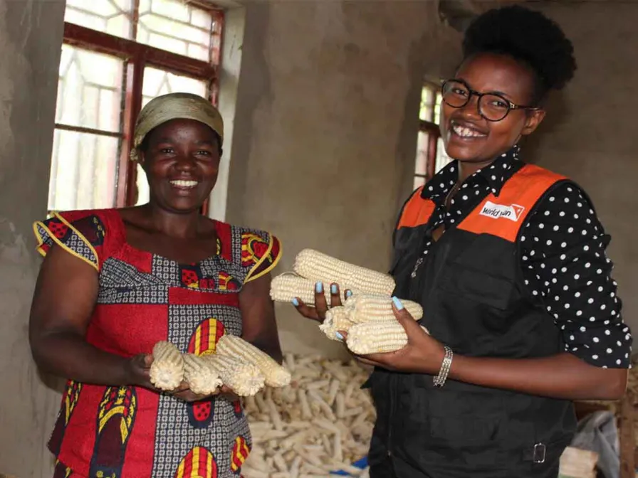 World Vision Mitarbeiterin mit Frau in Burundi