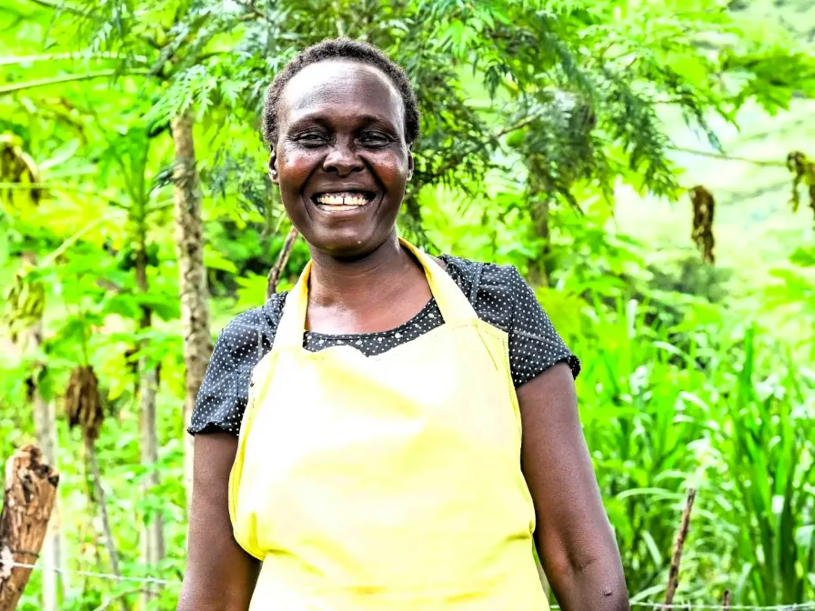 Die kenianische Bäuerin Salina hat mit Unterstützung von World Vision Hunger besiegt und verödetes Land wieder fruchtbar gemacht