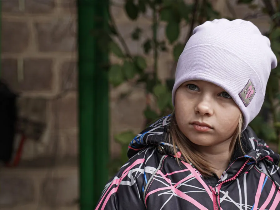 Kinder in der Ukraine müssen bei schweren Angriffen viele Stunden ohne Heizung, Strom und Wasser aushalten.