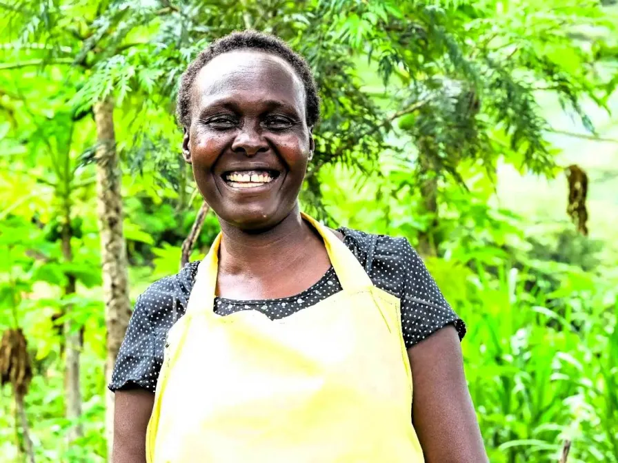 Die kenianische Bäuerin Salina hat mit Unterstützung von World Vision Hunger besiegt und verödetes Land wieder fruchtbar gemacht