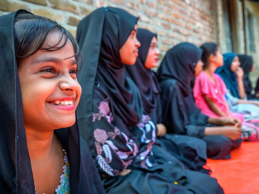 Kinder sitzten zusammen