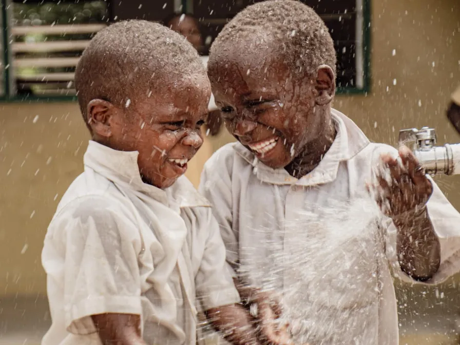Zwei Jungs am Wasserhahn 