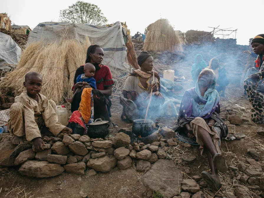 In dem Flüchtlingscamp Al Feina in Darfur muss ein kleiner Topf Hirse zehn Menschen für einen Tag ernähren.