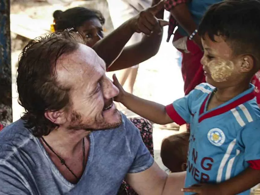 Jerome Flyn engagiert sich für Kinder in Myanmar