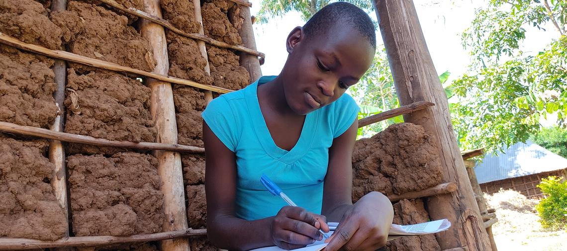 Mädchen aus Uganda im "Home Schooling" während der Corona-Pandemie