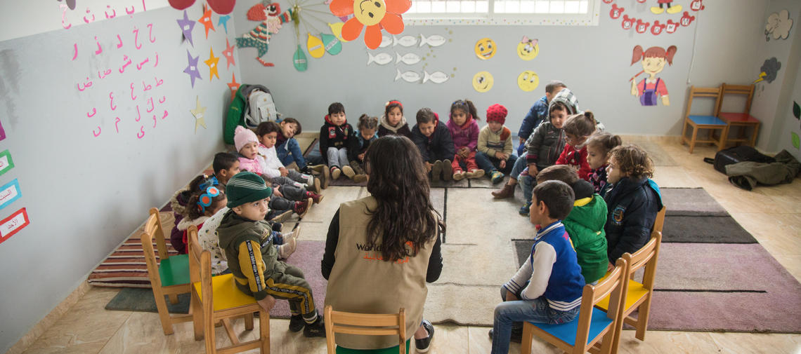 Vor der Pandemie: eine Erzählrunde in der von World Vision geförderten Einstiegsklasse im Libanon.