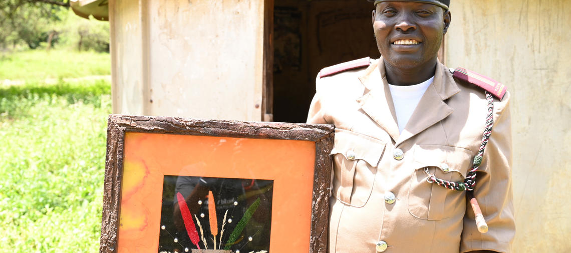 Carlos aus Kenia mit seiner Auszeichnung