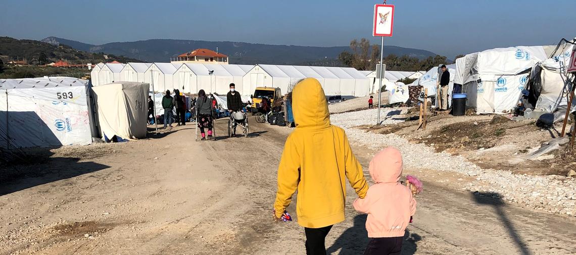 Zwei Kinder von hinten im Camp Kara Tepe auf Lesbos