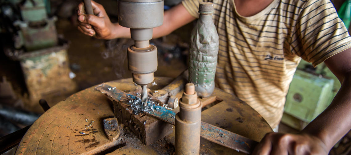 Der 12jährige Arafat aus Bangladesch hat mit 10 die Schule verlassen, um für seine Familie Geld zu verdienen.