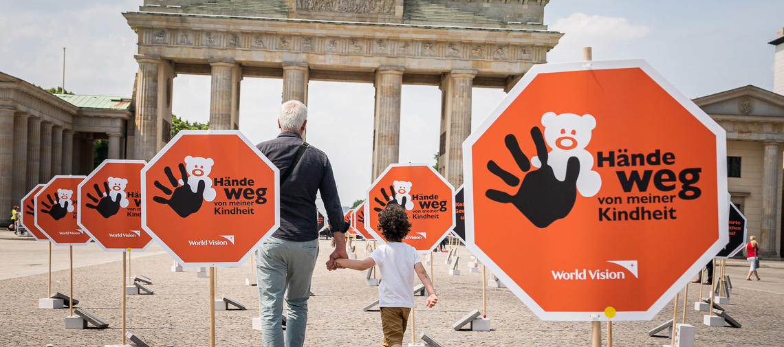 World Vision-Aktion "Hände weg von meiner Kindheit" - Symbolbild