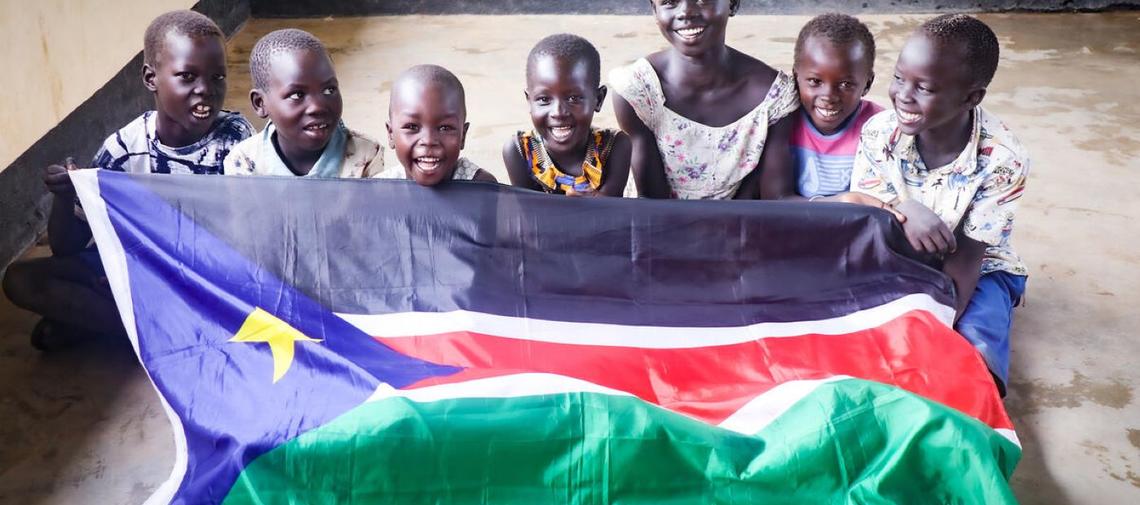 Südsudan Kinder mit Flagge