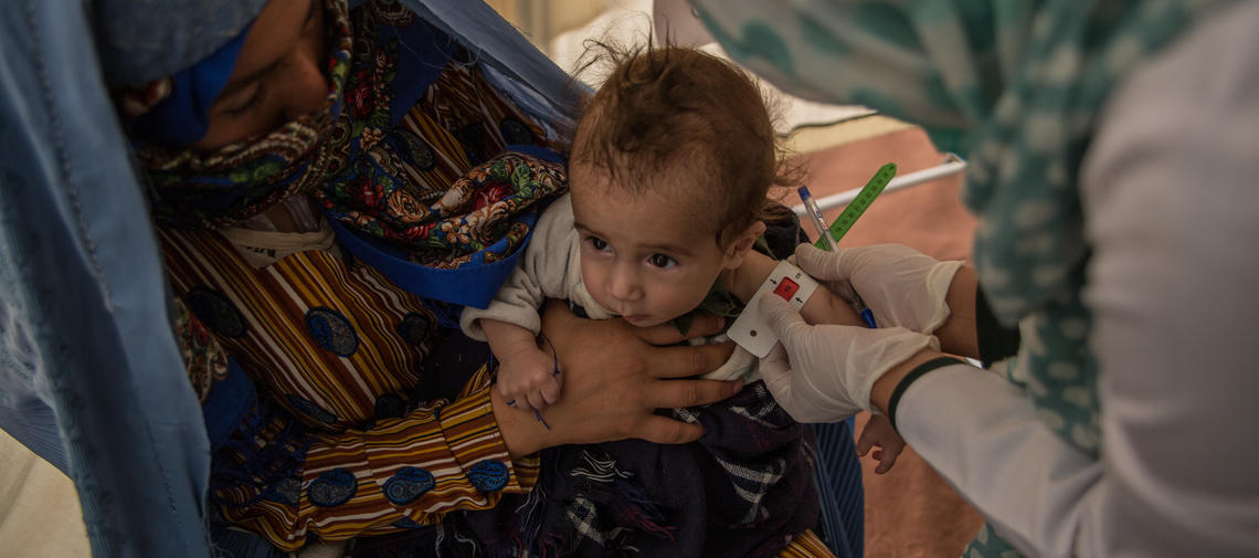 Untersuchung des Ernährungszustandes eines Kleinkinds in Afghanistan
