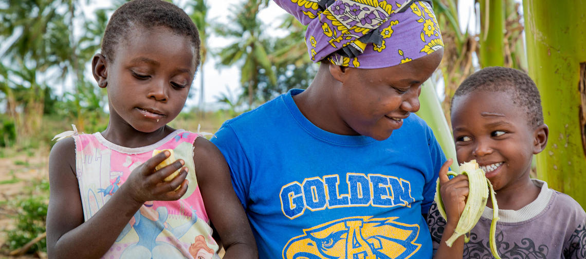 Die Kinder der Kenianerin Emma Kadzo freuen sich über Bananen und Mangos aus der eigenen Ernte