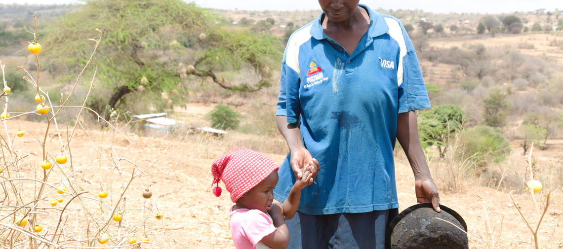 Farmer mit Kind in einer von Dürre betroffenen Region in Kenia