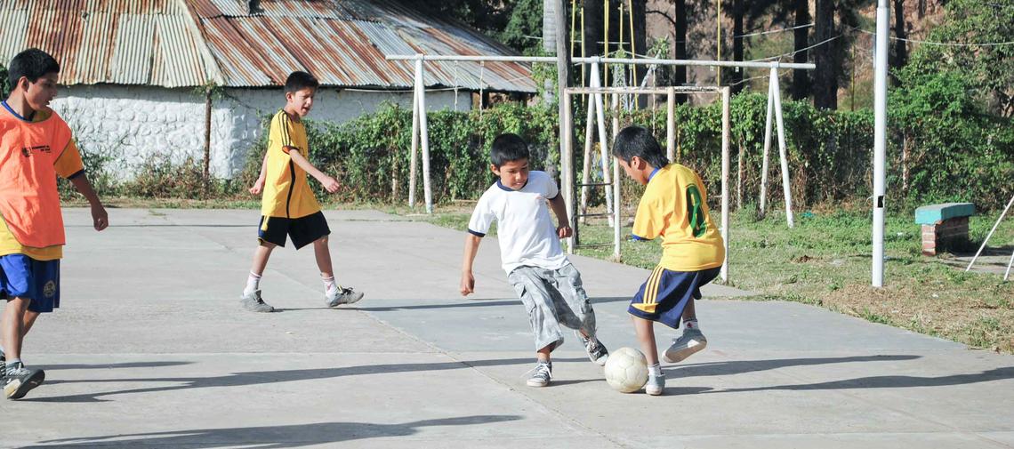Jungen, die Fußball spielen in Camiri Boliven World Vision