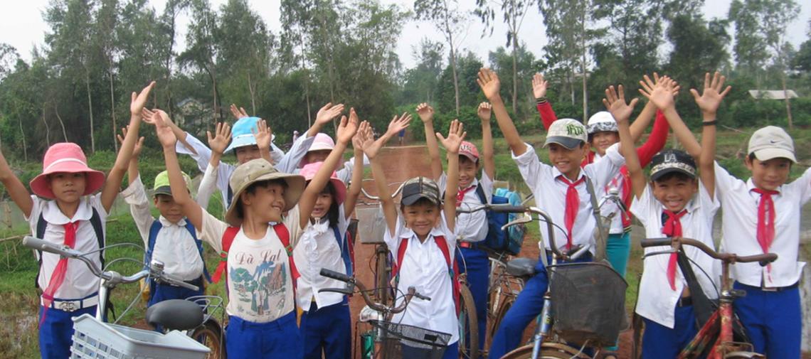 Patenkinder aus Vietnam gfahren mit ihren neuen Fahrrädern