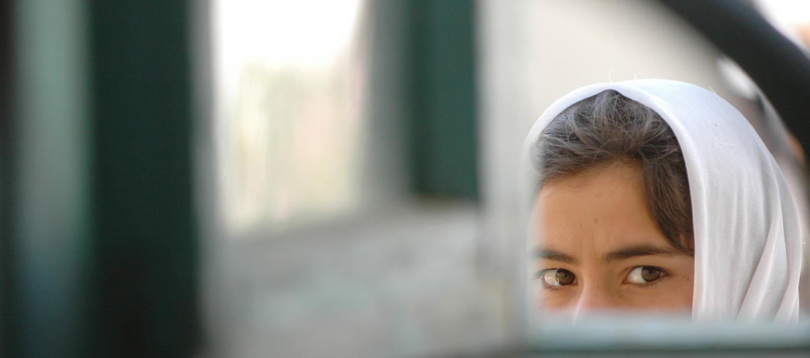 Ausschluss der Mädchen von höherere Bildung in Afghanistan: Eine Schülerin blickt durch ein Fenster