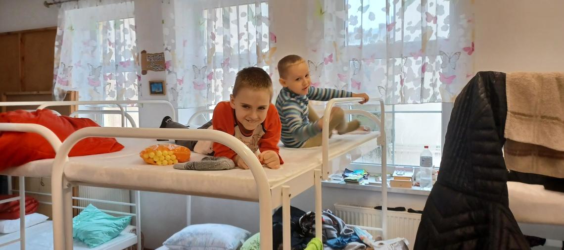 Kinder in einer kirchlichen Notunterkunft in Lemberg