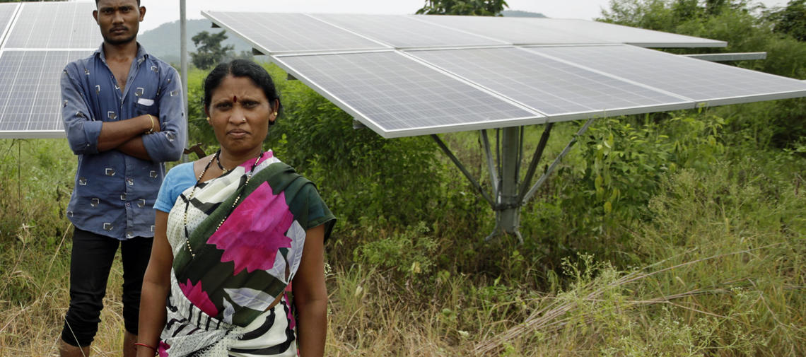 Indische Kleinbauern präsentieren ihre Solarenergie-Einheit