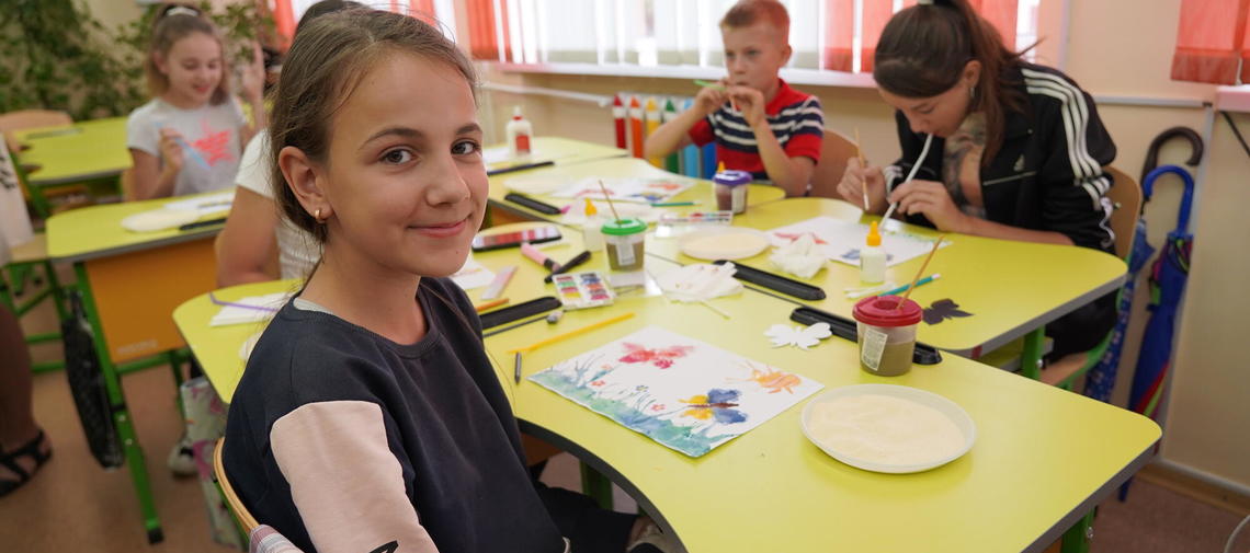 Ukrainische Kinder aus verschiedenen Regionen in einer Kunsttherapie-Gruppe