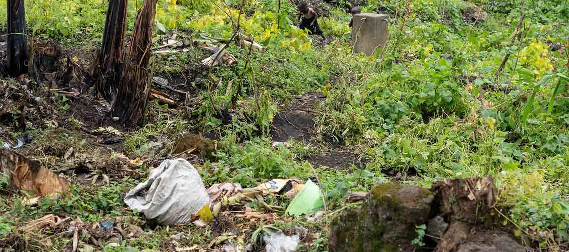 Müllhalde und öffentliche Toilette