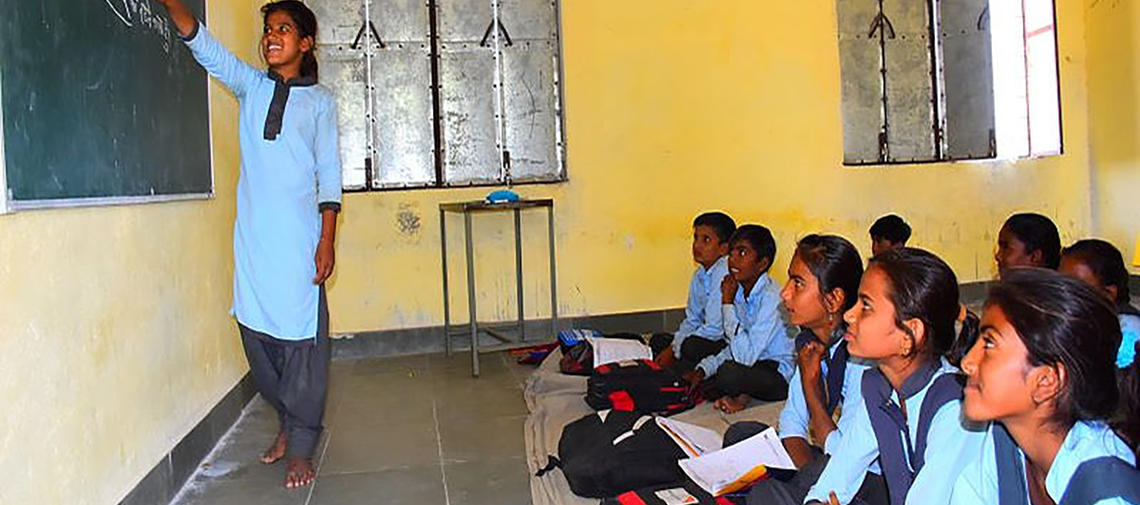 Mädchen vor ihrer Klasse in Bundi, Indien