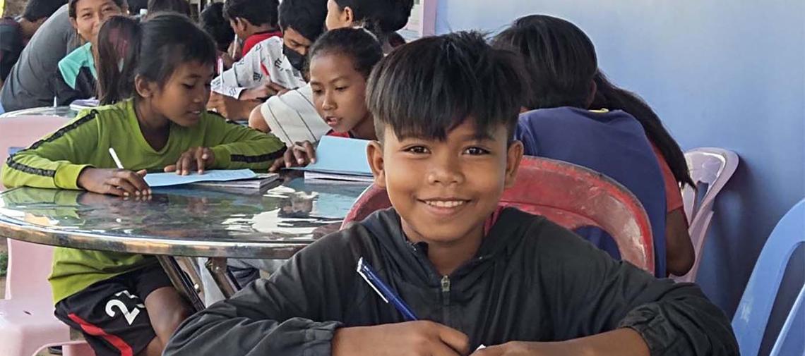 Junge in der Schule in Kambodscha