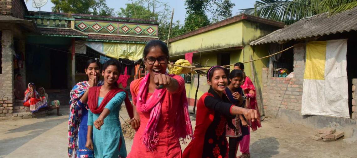 Selbstbewusste Girls Power Group in Indien