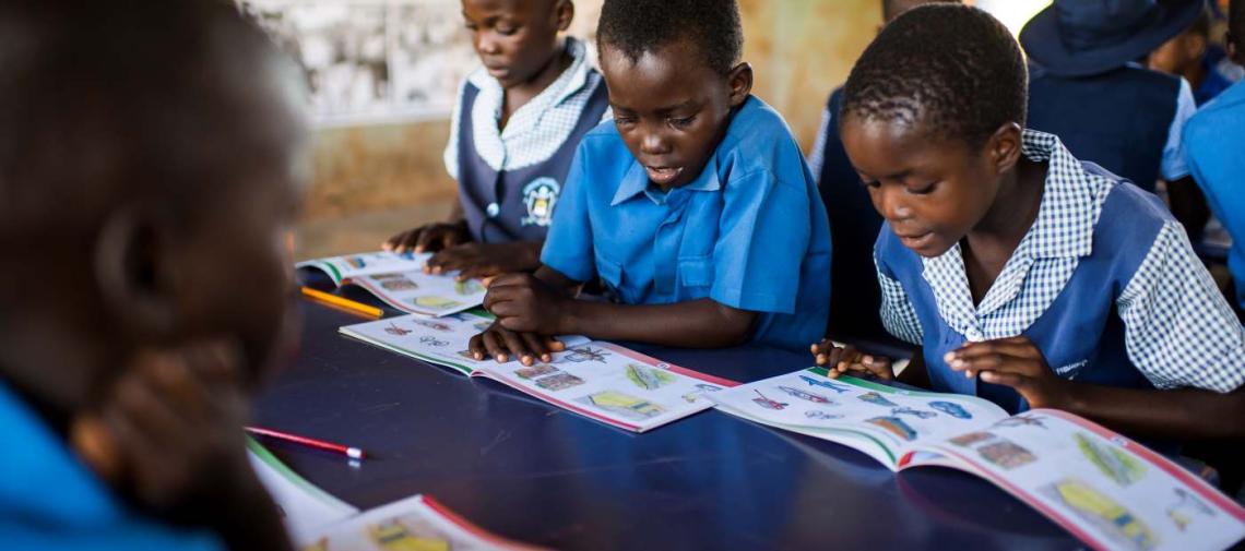 Schulkinder in Simbabwe erhalten durch Patenschaftsprogramme Leseförderung.