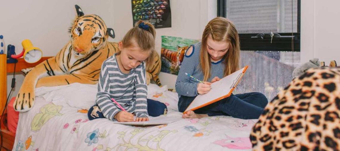 Zwei Mädchen schreiben einen Rief an ihr Patenkind in Indien